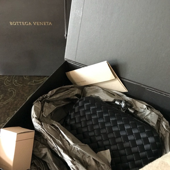 COPY - Bottega Veneta Intrecciato Knot Clutch with Snakeskin Trim - Picture 2 of 10